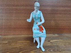 Hollóházi porcelán figurális szobor, kézzel festett paprikát fűző lány. 25 cm magas.5900.-Ft