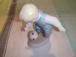 Porcelán kisgyermek labdával Zsolnay 1. kézisorszámú