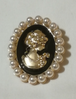 Beautiful camea metal brooch with tekla pearls.