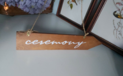 Festett fa "Ceremony" (ceremónia, szertartás) feliratos iránymutató tábla, 36 cm hosszú