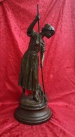 E. J. Nestor Carlier(1849-1927): Leány gereblyével. Nagyméretű antik szobor, ritka, jelzett!
