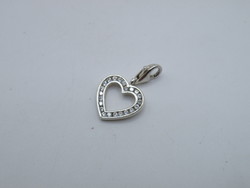 UK0288  Ezüst szív alakú áttetsző köves charm 925