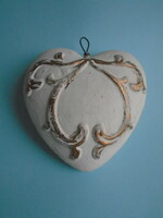 Gipszből készült dekorációs szív.