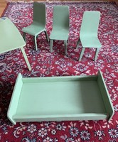 Játék bababútor - viszonylag nagyobb méretű - 1 asztal, 3 szék, 1 ágy