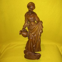 "Vizet és kenyeret osztó Nő ".fafaragás, fából faragott figura, szobor.