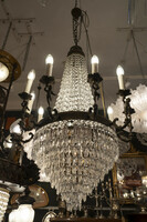 Ampoule-shaped crystal chandelier