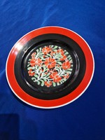 Hollóházi porcelán fali dísztányér piros fekete festésű középen virágmintás