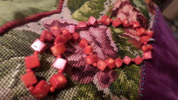 52 cm, approx. 1 x 1 cm, retro necklace made of coral cubes.