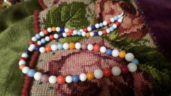 55 cm wide retro necklace with glass beads of mixed colors and sizes.