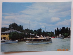 Régi postatiszta képeslap: Siófok, kikötő hajóval (1973)