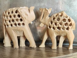 Két afrikai állat faragott szantálfa elefánt és teve, apró retro szuvenír dísztárgy