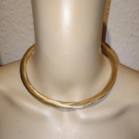 Extravagáns aranyozott fém merev nyakperec nyakpánt
