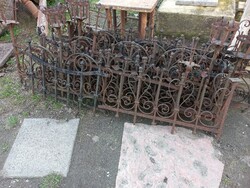 Antik kovácsoltvas kerítés