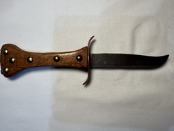 Eladó évszámozott szegecses díszes kés