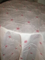Beautifully embroidered damask bedding set with 2 pillows
