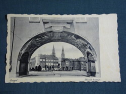 Képeslap, Szeged, Hősök kapuja látkép, tér részlet ,1943