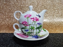 A personal porcelain tea set consisting of three parts