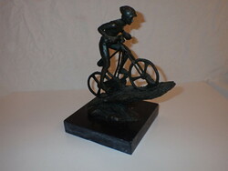 A biciklista............. bronz szobor