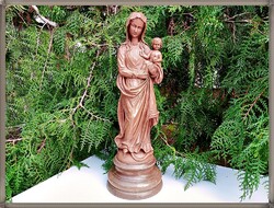 Tömör keményfa talapzaton, csodás, festett, nagyméretű műgyanta Szűz Mária a kis Jézussal szobor.