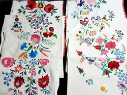 Pillow cover embroidered with Kalocsa flower pattern, size of decorative pillow in the pictures