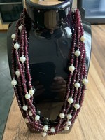 Necklaces decorated with garnet pearls