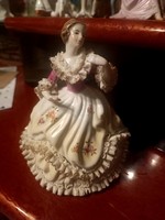 Csipke ruhás viktoriánus hölgy