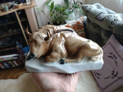 Zsolnay fekvő bölény porcelán szobor