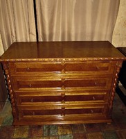 Colonial 4-drawer chest of drawers.