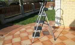 Aluminum ladder with four steps