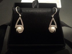 1 pair of earrings: 18 carat white gold, with brilliant stones and pearls