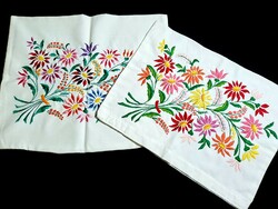 2 db Margaréta virág mintával hímzett díszpárna, párna huzat, méret a képeken