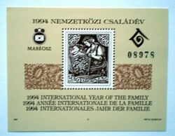Ei26 / 1994 International Family Year commemorative sheet with imitation teeth and black serial number