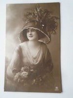 D201784  Hölgy  kalapban virágokkal  1910k    Lemonnier  Paris