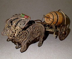 RITKA régi vintage PORTUGÁL mini miniatűr réz csipke fém bika szekér fogat fa hordó állat dísztárgy