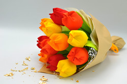Textil tulipán csokor, natúr csomagolásban, kísérőkártyával 12 sz/cs, örökcsokor, virágcsokor