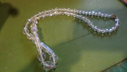 52 cm-es , aurora brealis színű , vegyes formájú üveggyöngyökből álló nyaklánc .