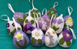 12 darab egyedi textil kézműves virágos, lila és törtfehér húsvéti tojás