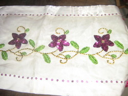A special tablecloth sewn with cute pearls