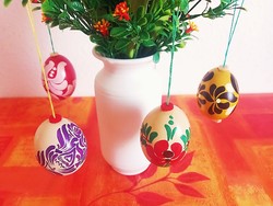 4 db felfüggeszthető húsvéti dísz,  kézzel festett húsvéti tojás, kifújt valódi tyúktojás