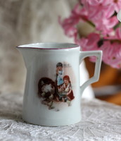 Antik porcelán kiöntő a századfordulóról, kis csibe, kisfiú, kislány dekoros