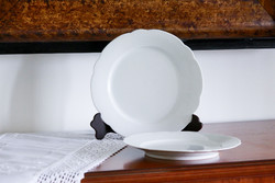 2 zsolnay frilled flat plates. - Based on the principle of less is more (price/2pcs)
