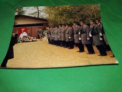 Régi cc 1970-80 rendőr dísz temetés színes fotón 12 x 9 cm a képek szerint