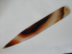 Ásványkőből készült levélbontó kés