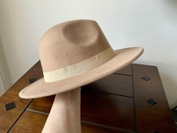 Olasz, bézs női kalap, állítható mérettel, kemény kikészítésű.