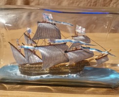 Üvegbe kézzel épített hajó makett