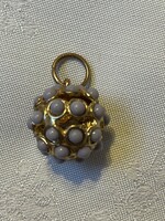 Beautiful purple pearl pendant with suzuzu stones.