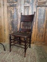 Faragott, esztergált 19. század közepei, talán Sváb keményfa szék, bőr ülő felülettel, szép patinás