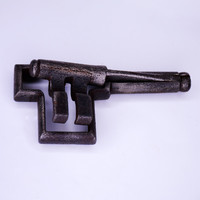 Collapsible cellar key