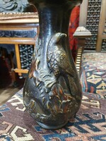 Különlegesen szép bronz váza faágon lévő sassal. Gyönyörűen kidolgozott. 27cm magas.
