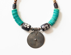 Bronz korong medálos ethno nyakék csont elemekkel - bohém etno boho folk art törzsi nyaklánc